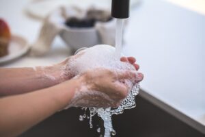  3 grzechy, które popełniasz podczas mycia włosów