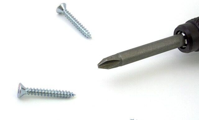 Jak odkręcić tarcze od piły?