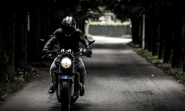 Czy powinno się jeździć na rezerwie?