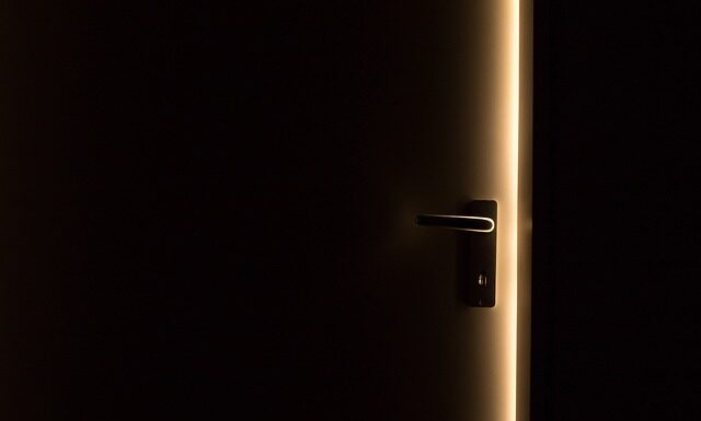 Czym wypełnić szczeliny w panelach winylowych?