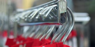 Co jest tańsze panele czy płytki?