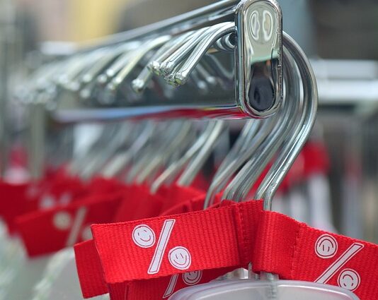 Co jest tańsze panele czy płytki?