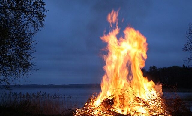 Czy ognisko w MC podpala? Czy ognisko w MC podpala?